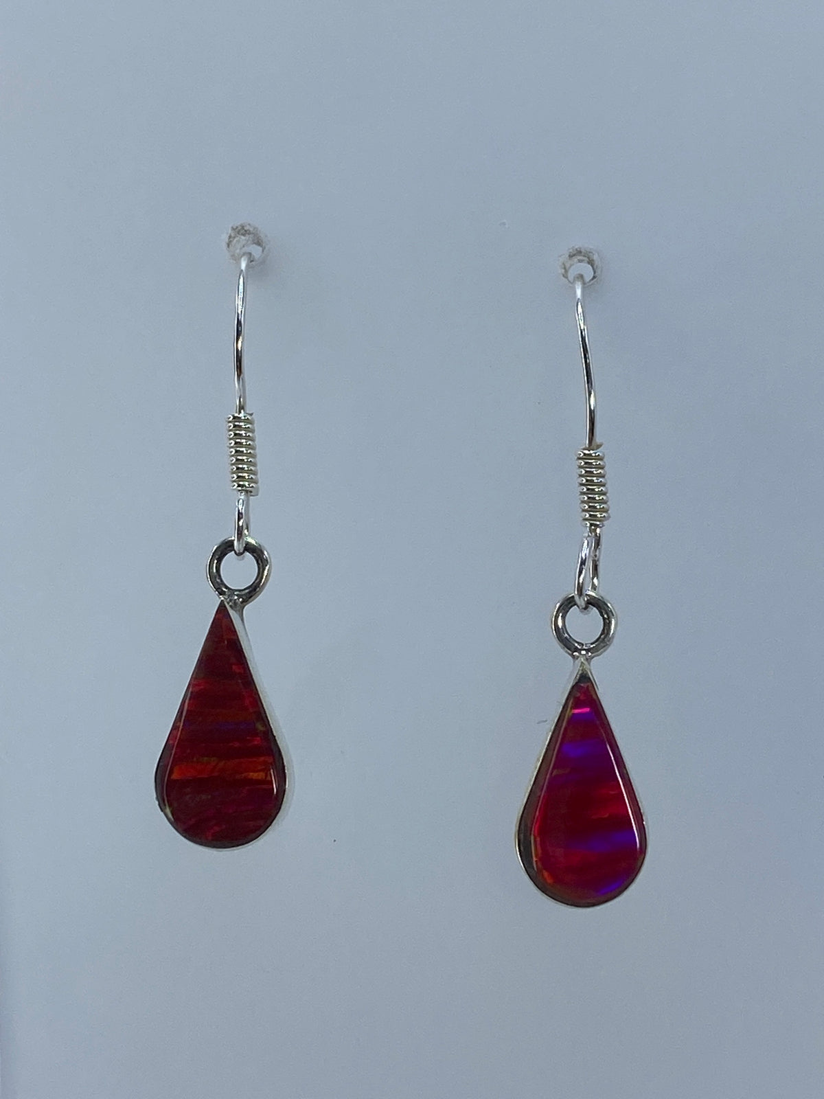 Detalle del ópalo de Fuego rojo mostrando su brillo cálido y mineral