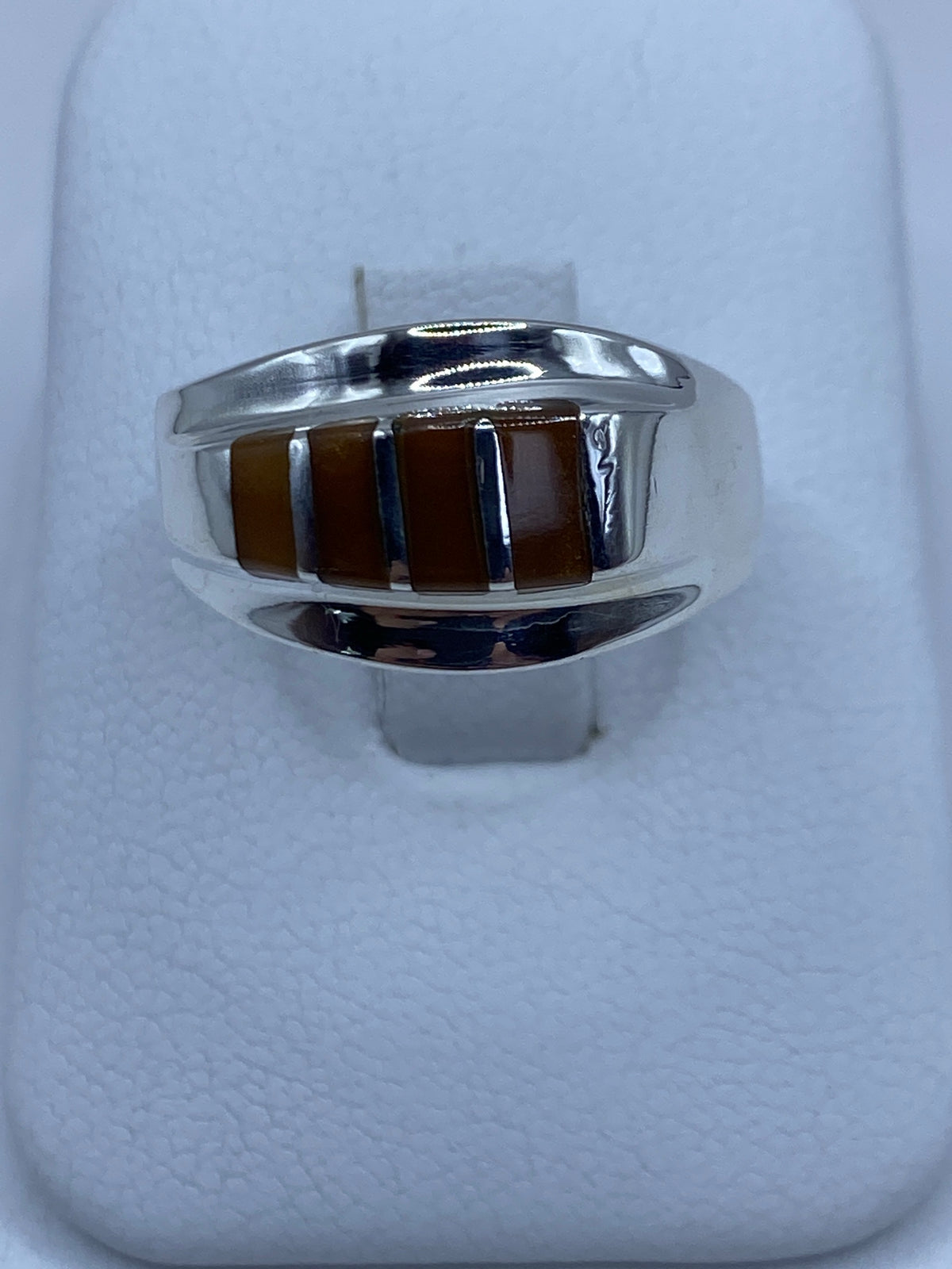 Anillo de plata 925 con Ojo de Tigre café en la palma de la mano