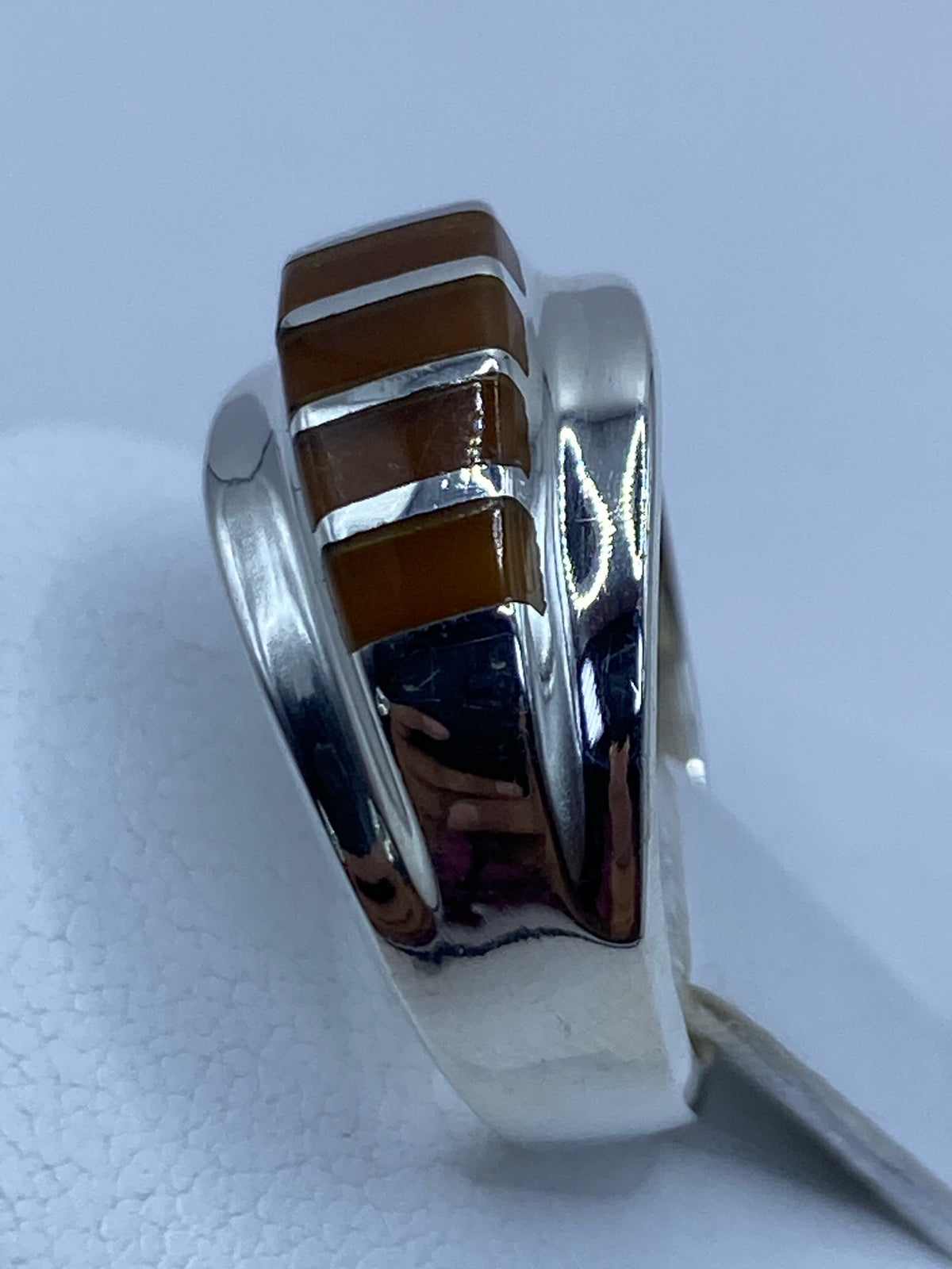 Anillo sobre regla métrica mostrando su ancho y proporciones