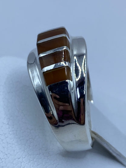 Anillo sobre regla métrica mostrando su ancho y proporciones
