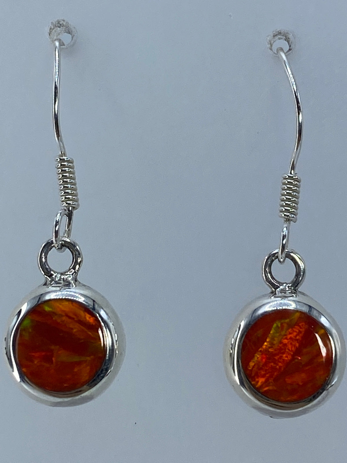 Aretes sobre escala de medidas — largo total 2.8 cm