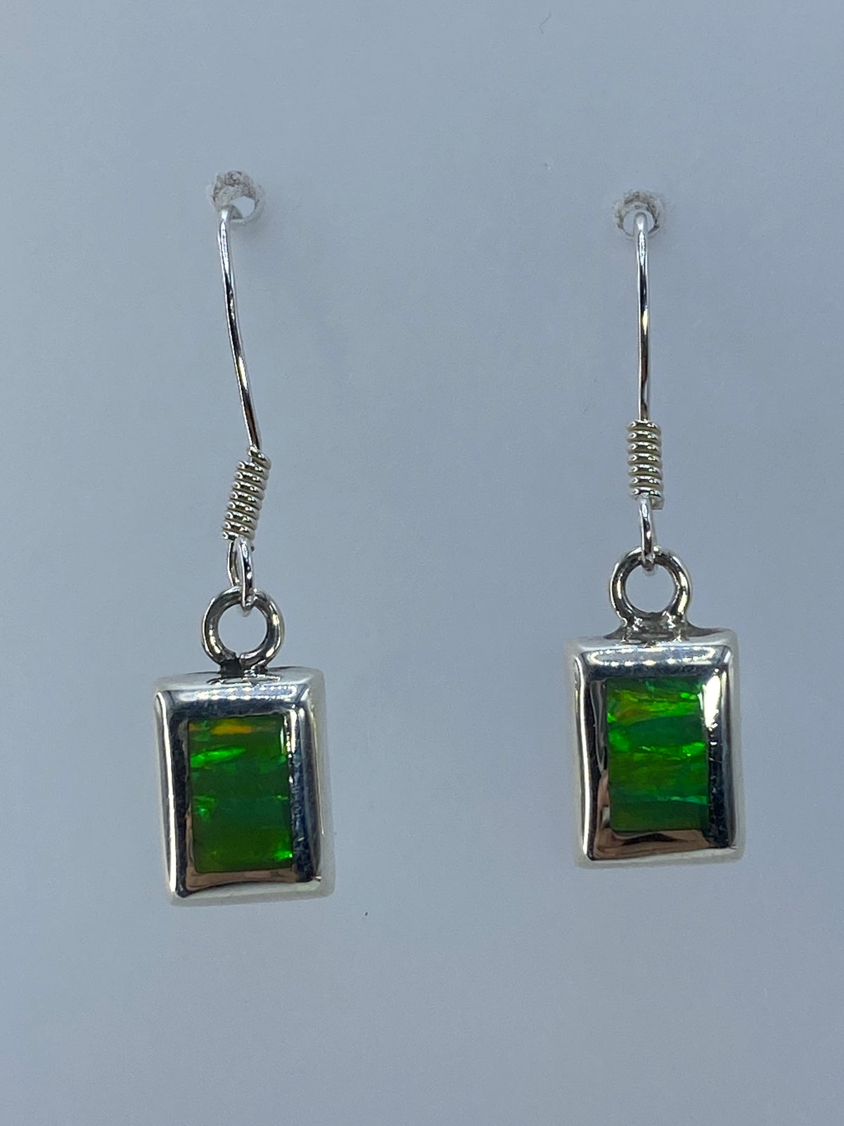 Detalle del engaste de ópalo de fuego verde olivo en plata 925