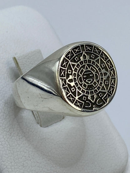 Vista lateral del anillo de plata 925 con repujado artesanal del motivo prehispánico