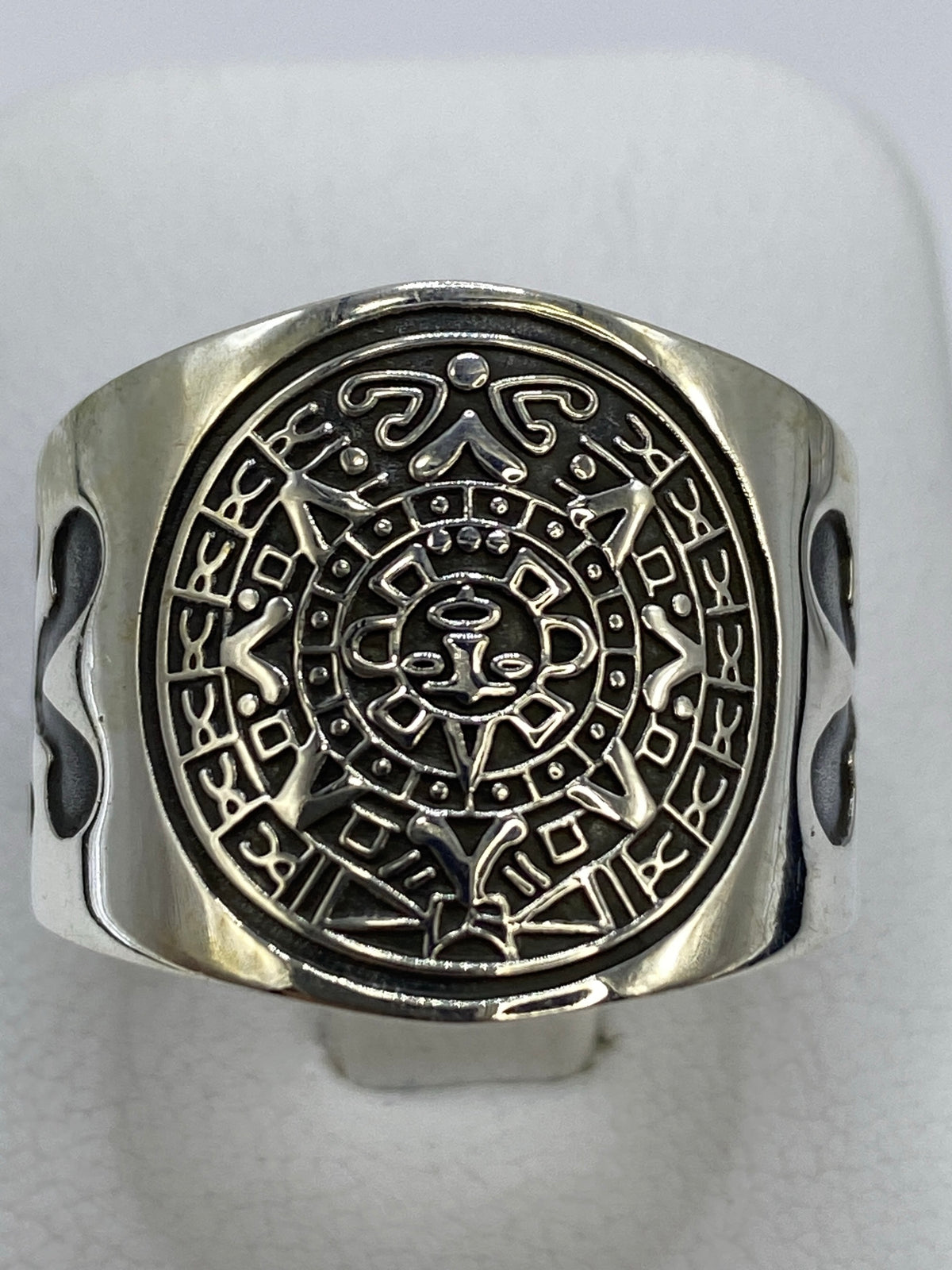 Detalle del Calendario Azteca repujado a mano en plata 925