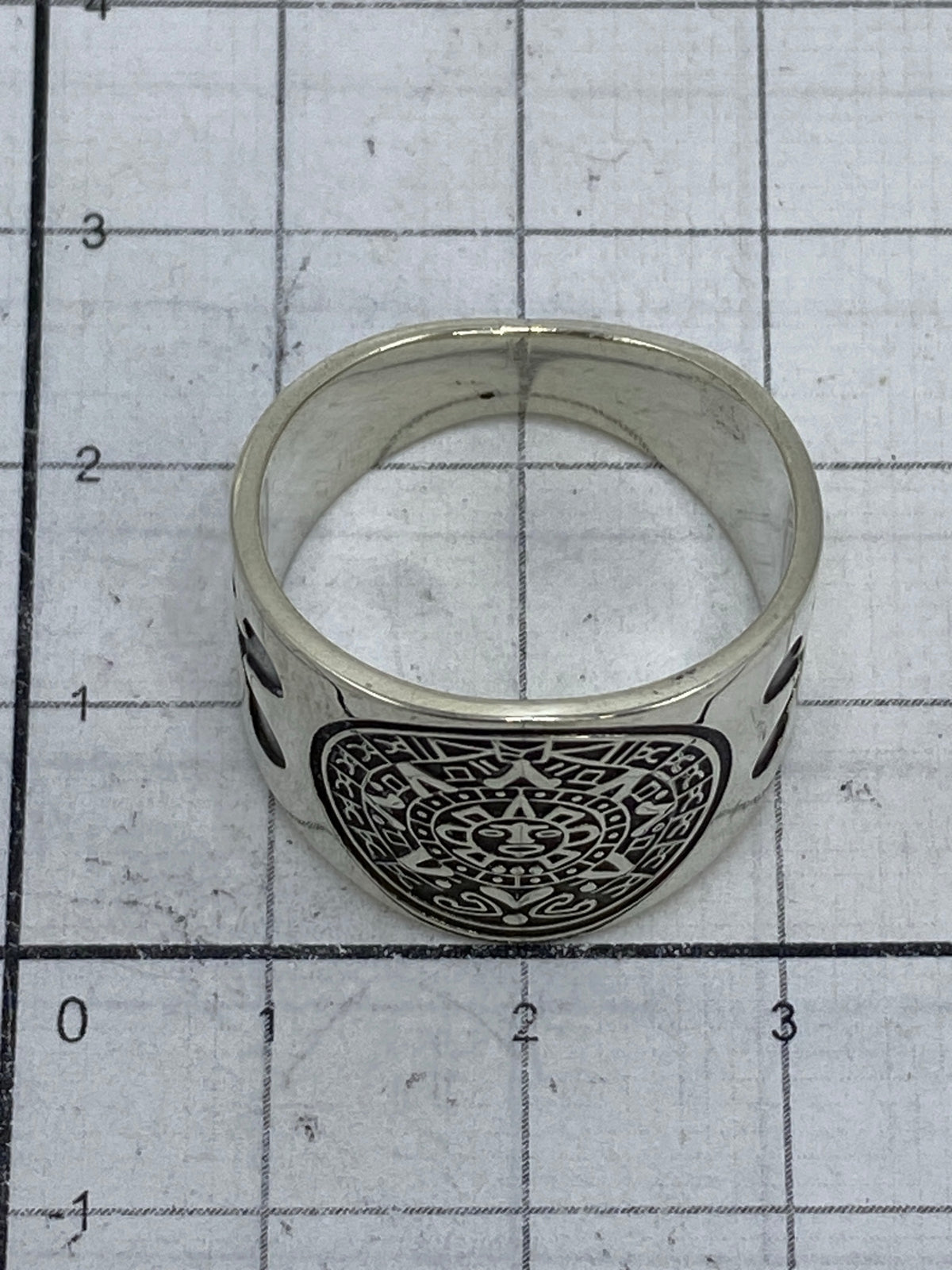 Anillo Calendario Azteca en dedo, mostrando cómo se ve puesto