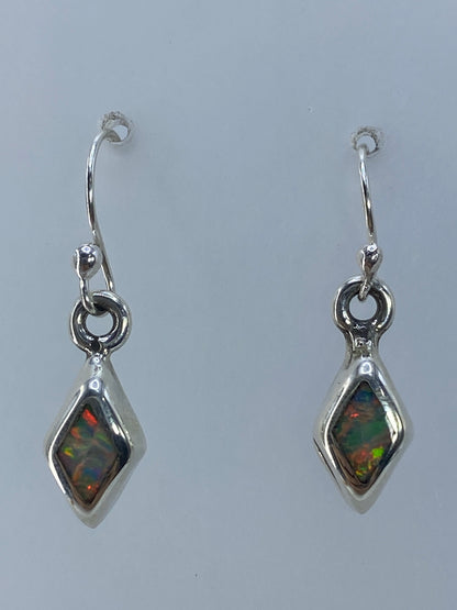 Detalle del engaste de plata 925 del ópalo de fuego en los aretes