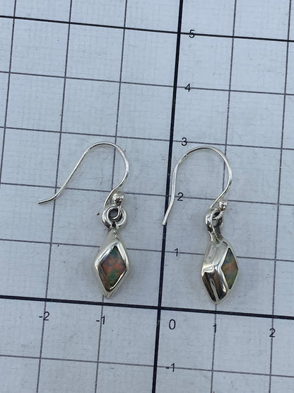 Aretes de plata taxqueña con piedra de ópalo en estuche, Quinto visible en la base
