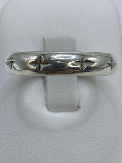 Anillo de plata repujado talla 12 en mano de mujer, vista frontal del diseño pulido