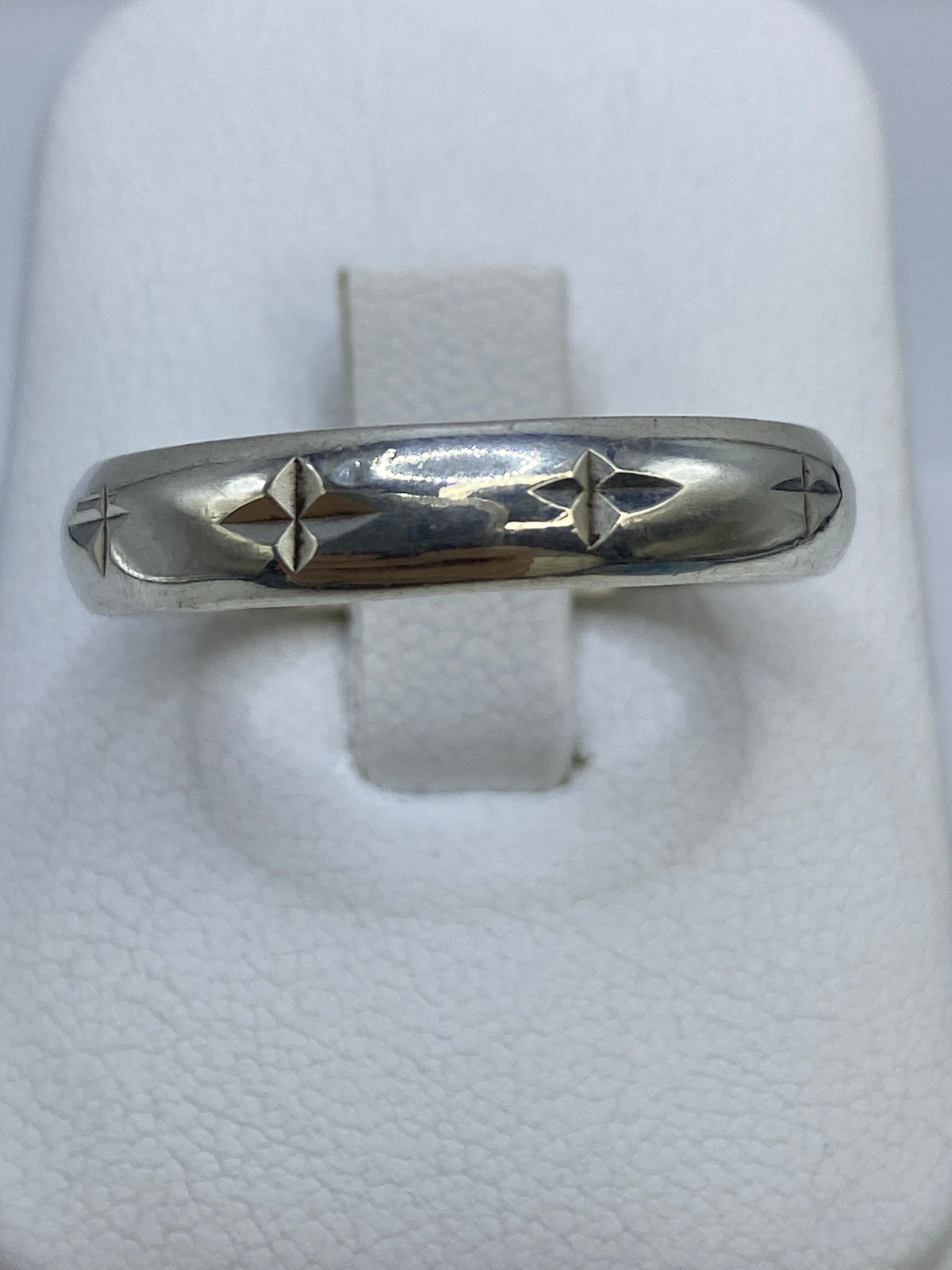 Anillo sobre superficie de medición en centímetros, vista superior