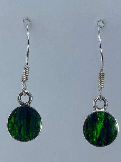 Aretes de plata 925 con ópalo natural colgando del cierre francés