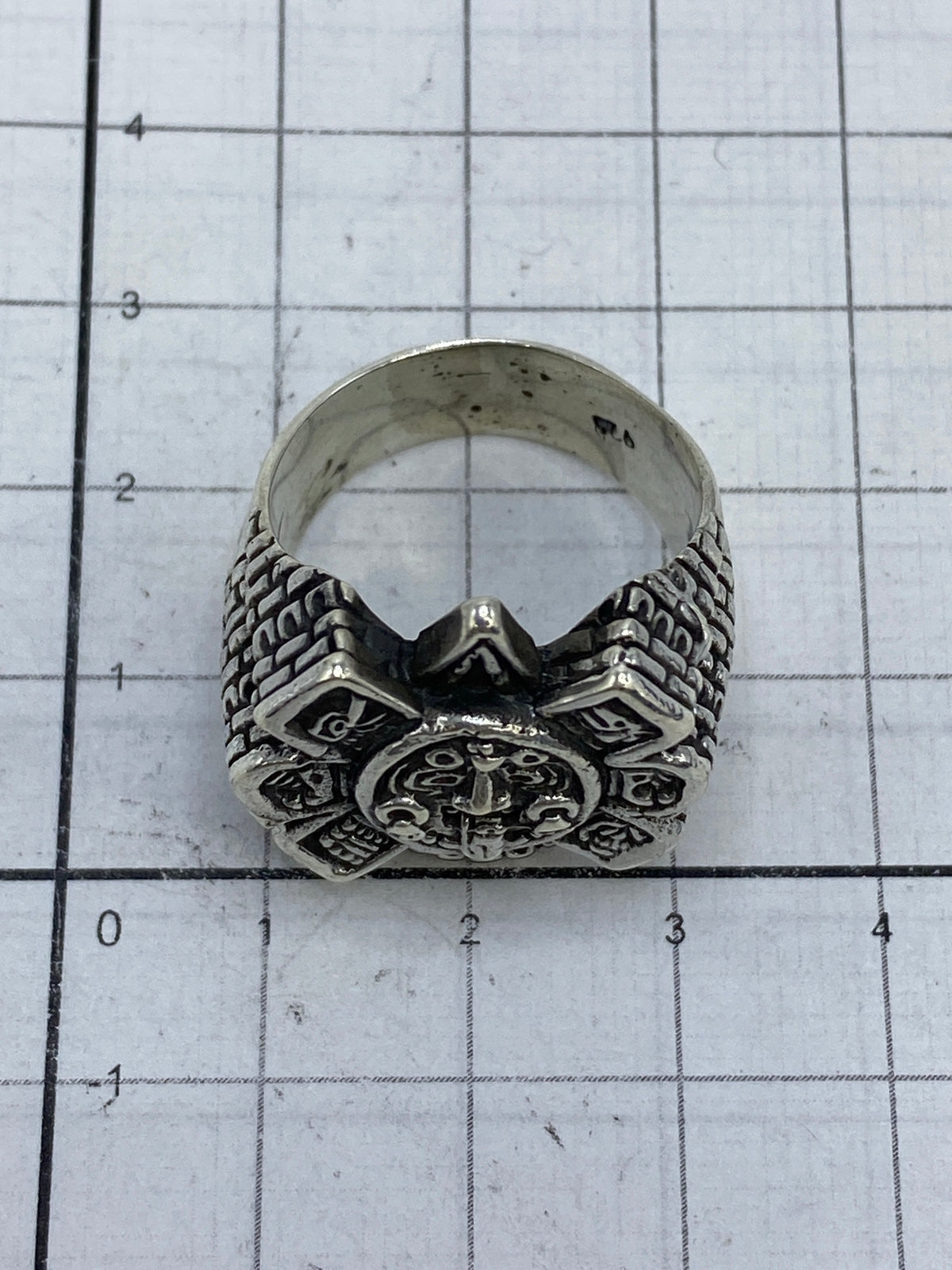 Anillo sobre fondo blanco mostrando el Quinto 925 grabado