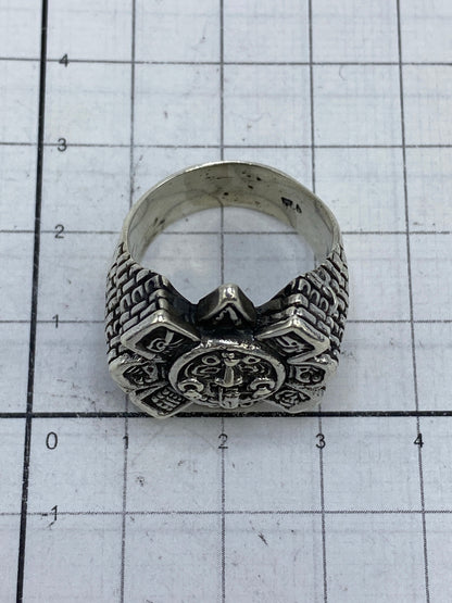 Anillo sobre fondo blanco mostrando el Quinto 925 grabado