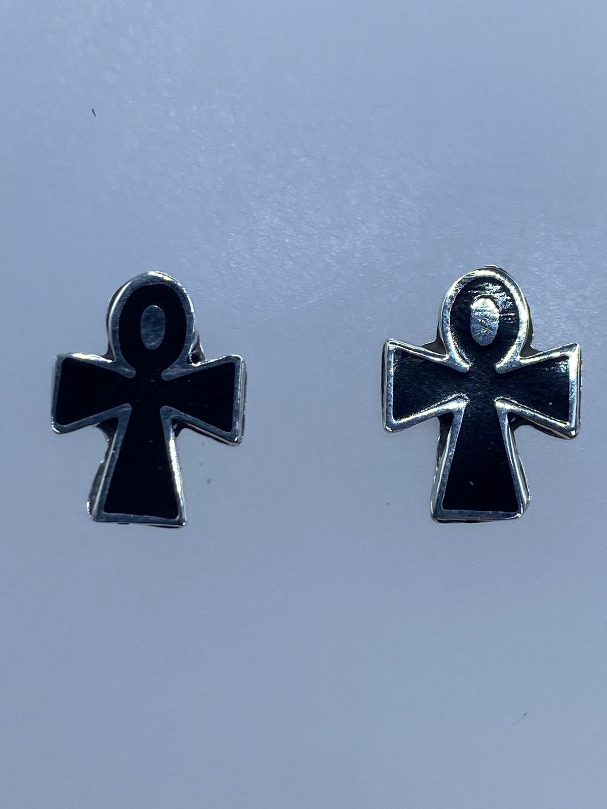 Detalle del esmalte negro y el acabado plateado de los aretes