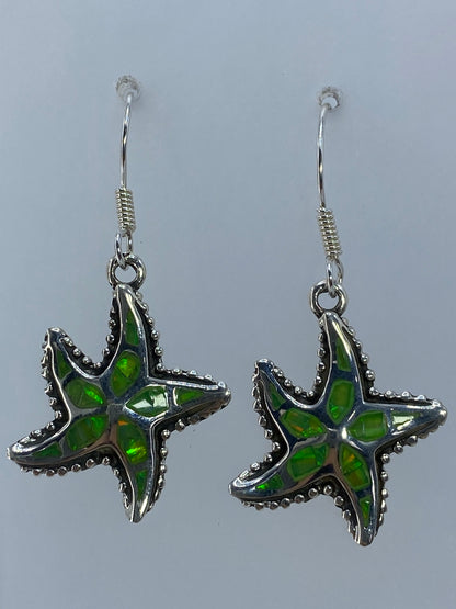 Par de aretes de plata en forma de estrella marina con ópalo de fuego verde olivo, colgando de gancho francés