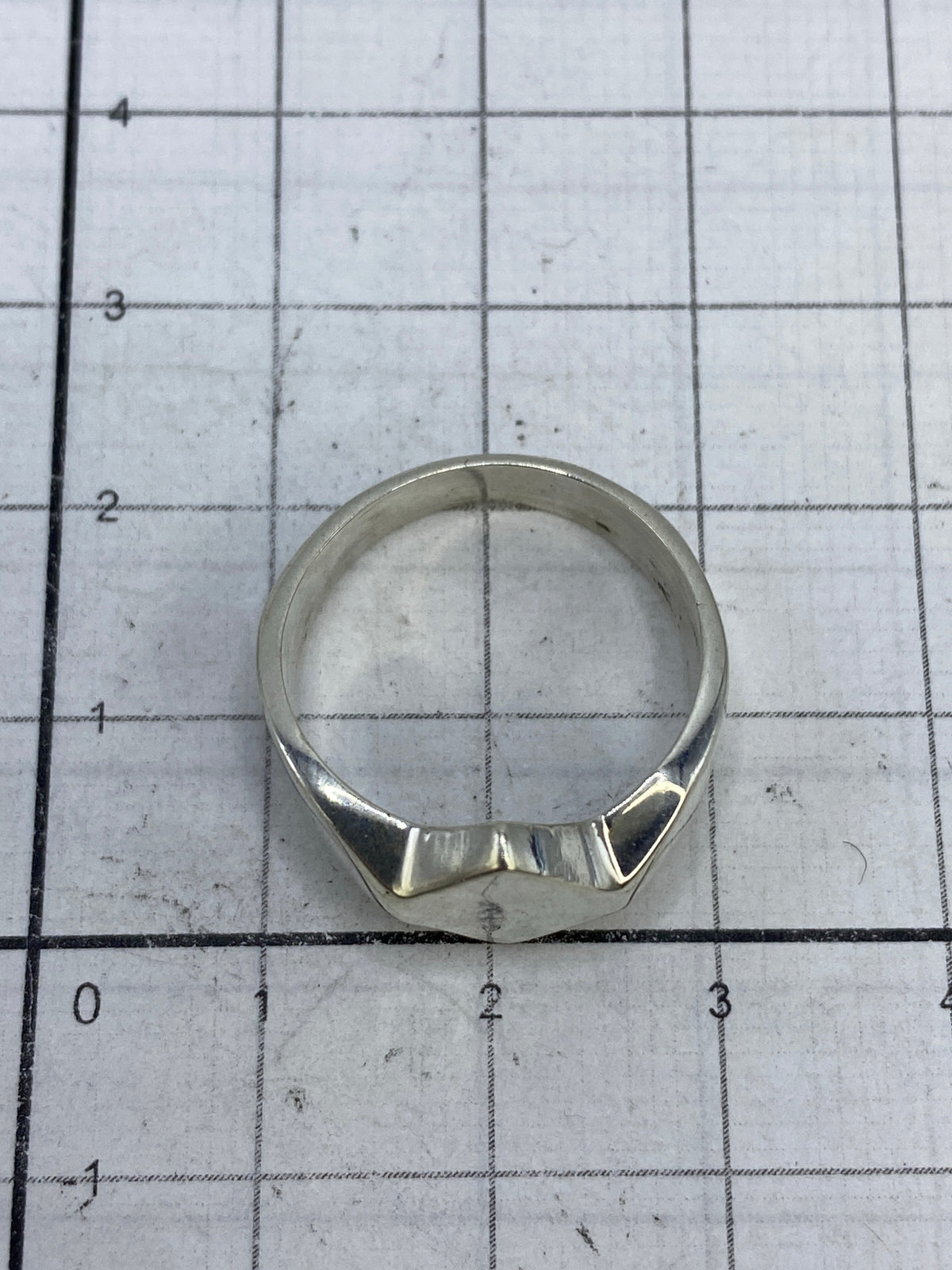 Anillo de plata en estuche azul de presentación, listo para regalar