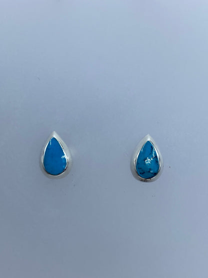 Aretes de plata 925 con turquesa azul engastada, vistos de frente