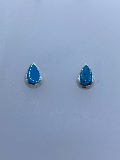 Detalle del engaste de turquesa azul en plata, vista lateral
