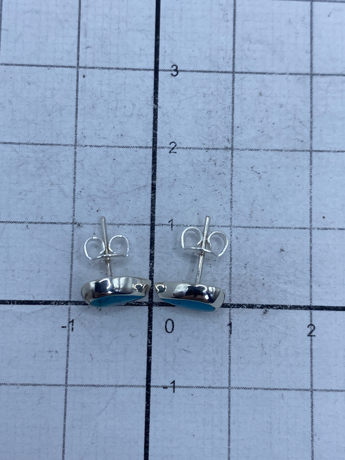 Aretes de turquesa azul con cierre de plata, vista posterior