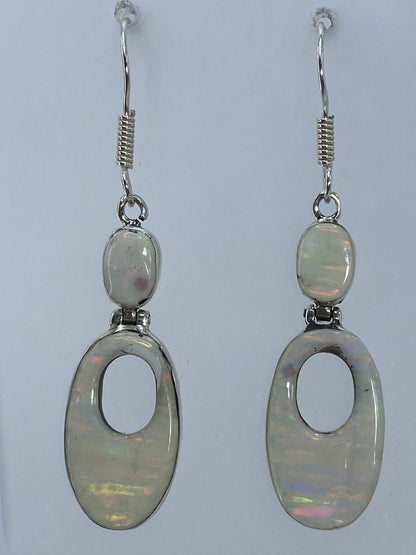 Par de aretes de plata 925 con ópalo de fuego multicolor colgando de un gancho de plata