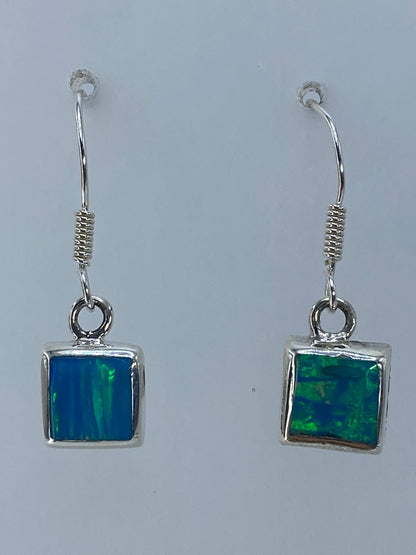 Par de aretes de plata 925 con ópalo de fuego verde olivo engastado a mano