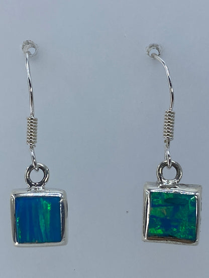 Aretes sobre escala: largo 2.7 cm por par, peso 1.53 g