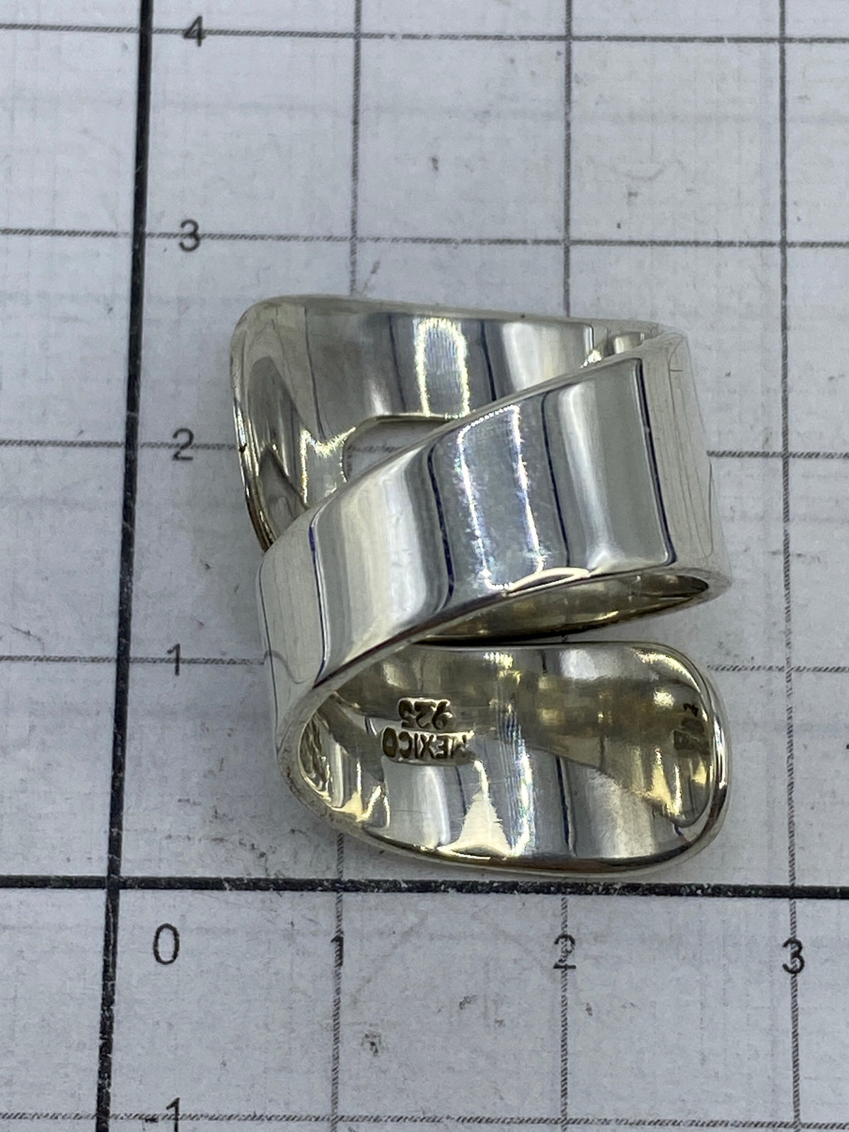 Anillo sobre fondo blanco con el Quinto 925 visible