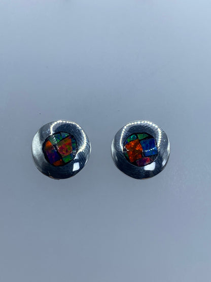 Par de aretes de plata con ópalo de fuego multicolor engastado, visto de frente