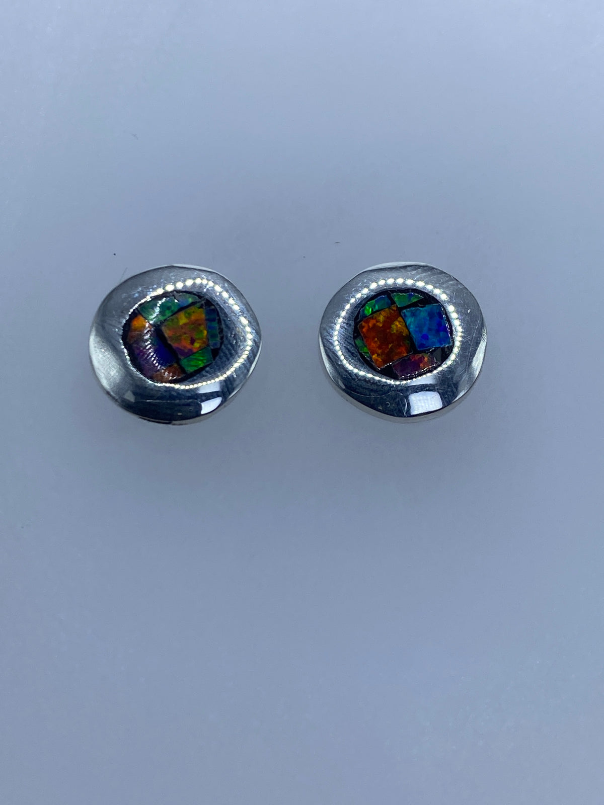 Detalle del engaste a mano del ópalo de fuego en plata 950