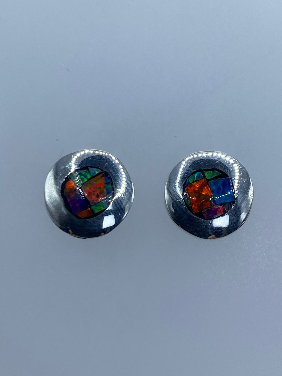 Aretes medidos sobre escala — 1.2 cm de largo