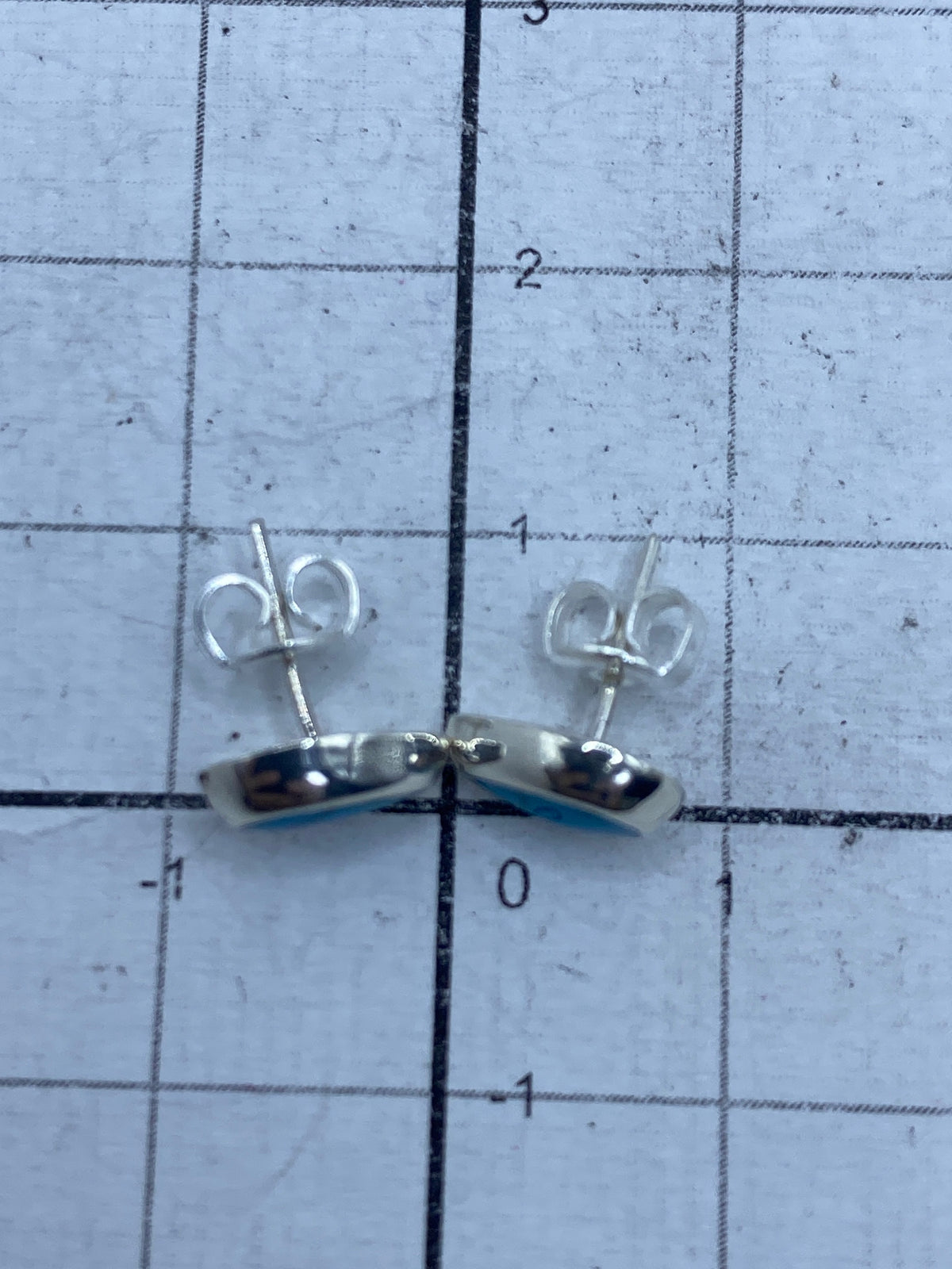 Reverso de aretes mostrando el Quinto 925 grabado y postes