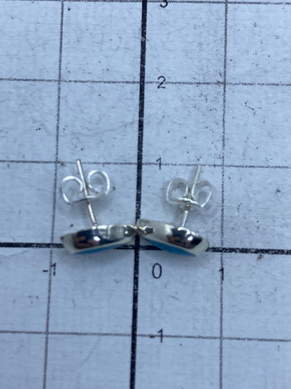 Reverso de aretes mostrando el Quinto 925 grabado y postes