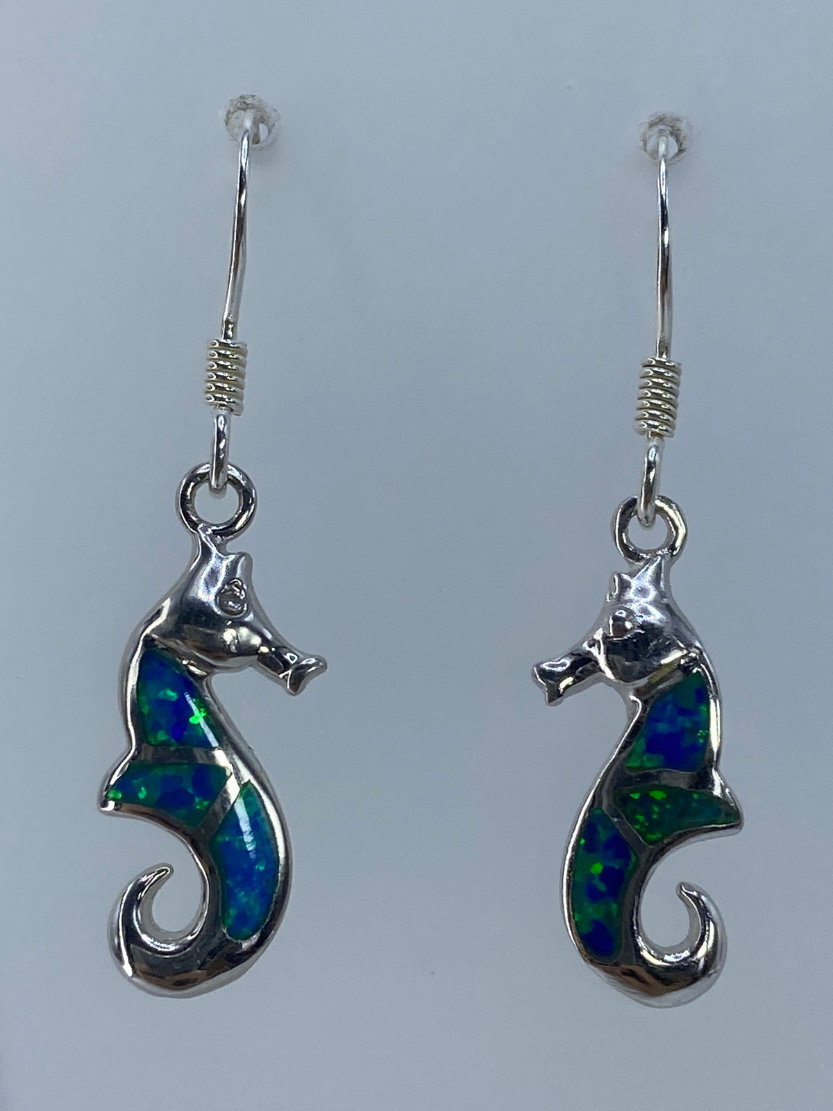 Par de aretes de plata con caballito marino y ópalo de fuego verde olivo, enganche de plata 925