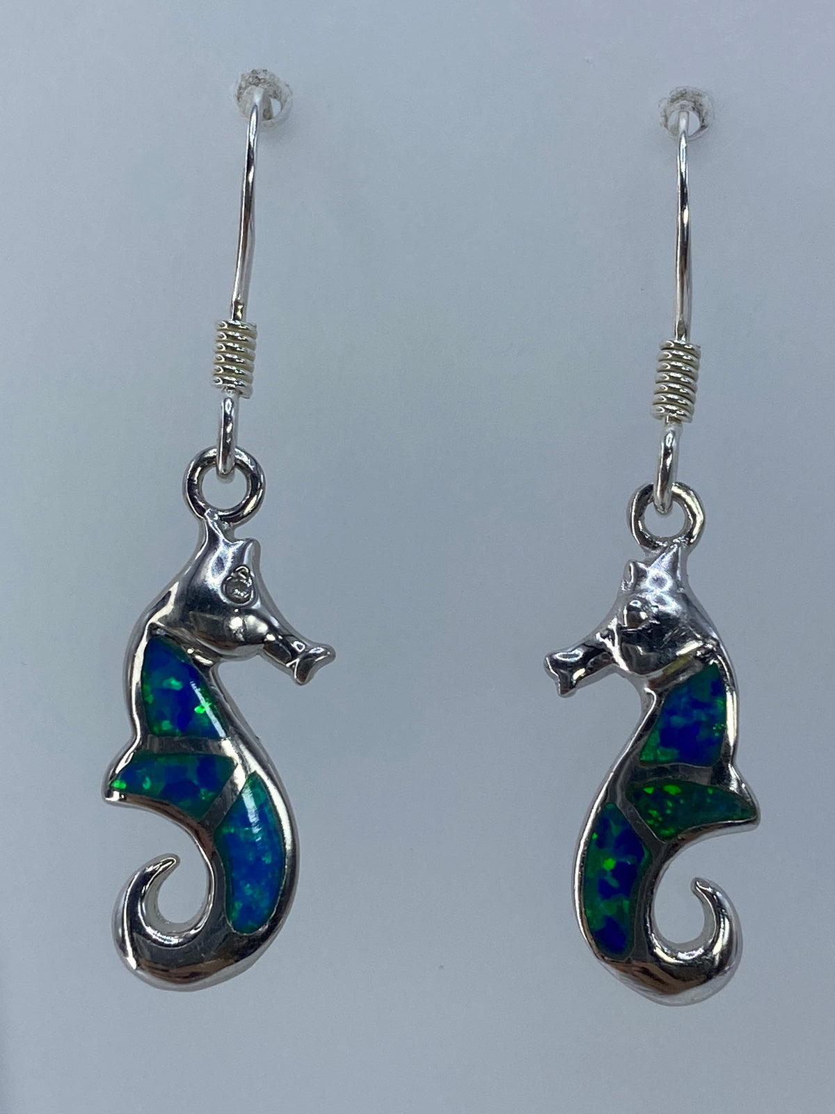 Detalle del caballito marino en plata con la incrustación de ópalo verde brillante