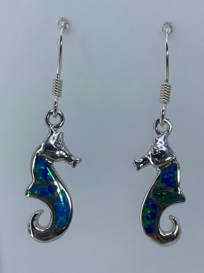 Detalle del caballito marino en plata con la incrustación de ópalo verde brillante