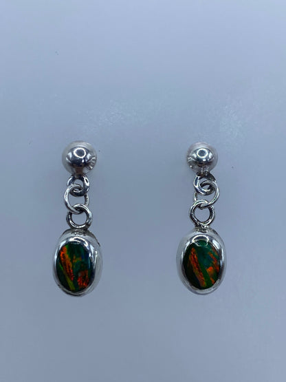 Par de aretes de plata 925 con ópalo de fuego multicolor engastado, mostrados de frente