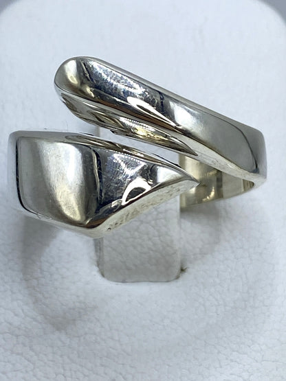 Anillo de plata 925 con repujado minimalista, talla 11, en mano de mujer