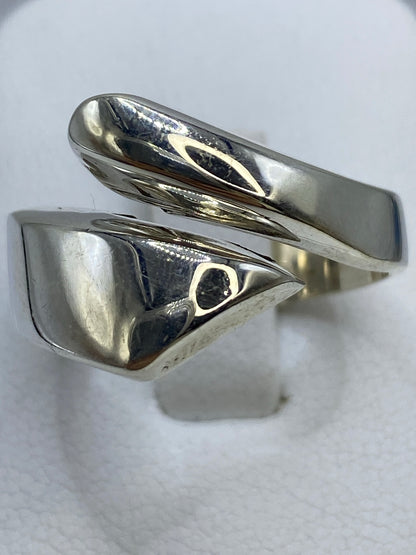 Anillo de plata repujado visto desde arriba sobre fondo blanco