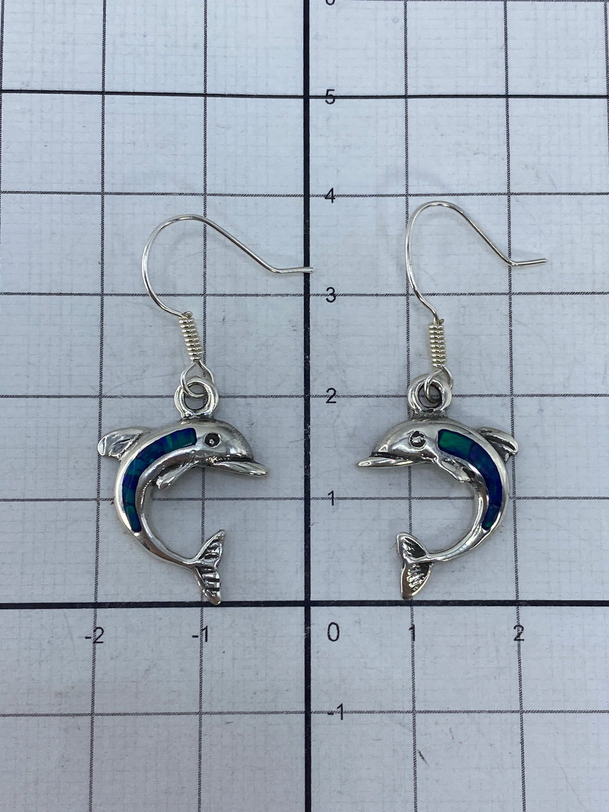 Marca del Quinto 925 visible en los aretes delfín de plata de Taxco
