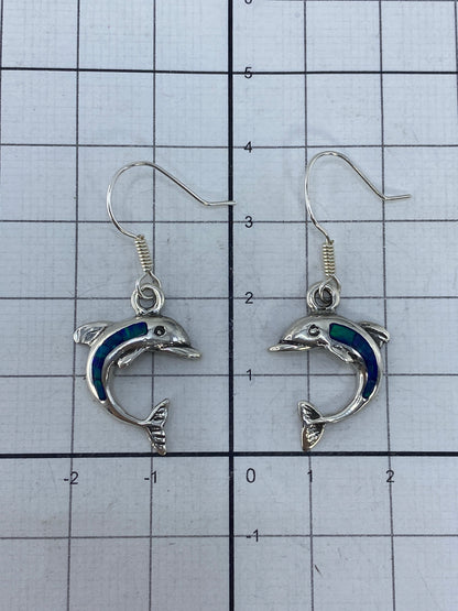 Marca del Quinto 925 visible en los aretes delfín de plata de Taxco