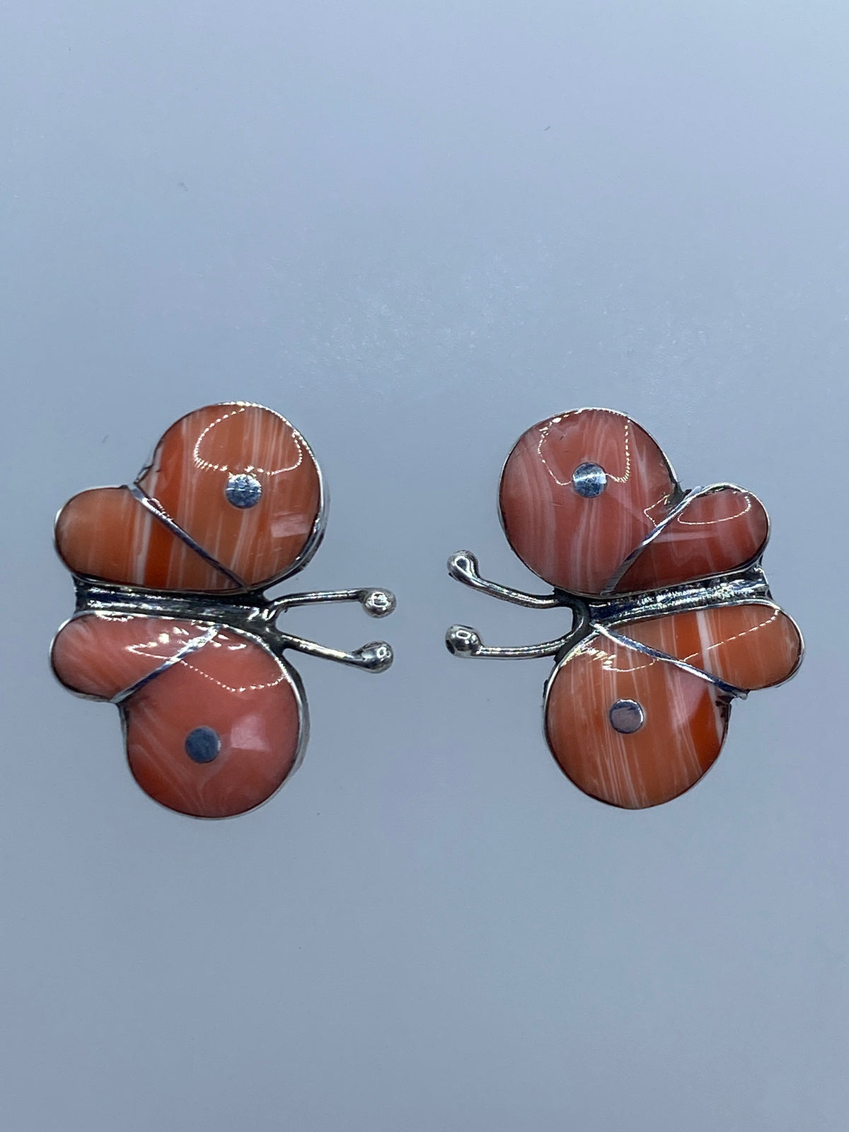 Aretes de coral y plata medidos sobre escala: 2 cm de largo
