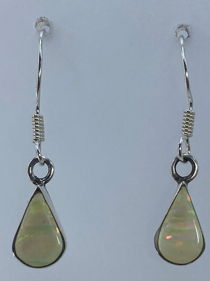 Aretes en comparación de escala sobre regla, largo de 3 cm