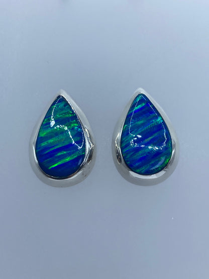 Detalle del ópalo de fuego azul con reflejos verdes en el engaste de plata