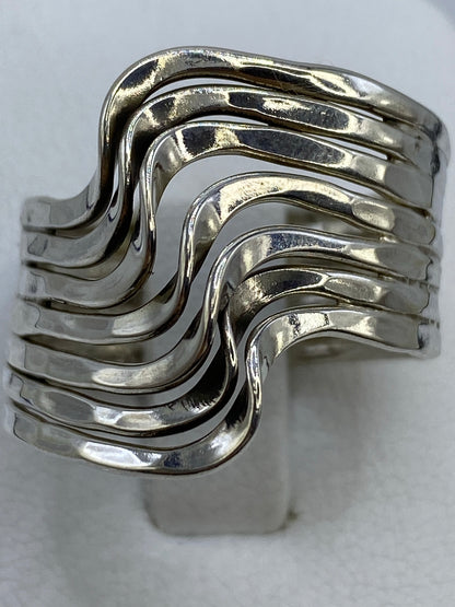 Detalle lateral del anillo de plata en repujado brillante