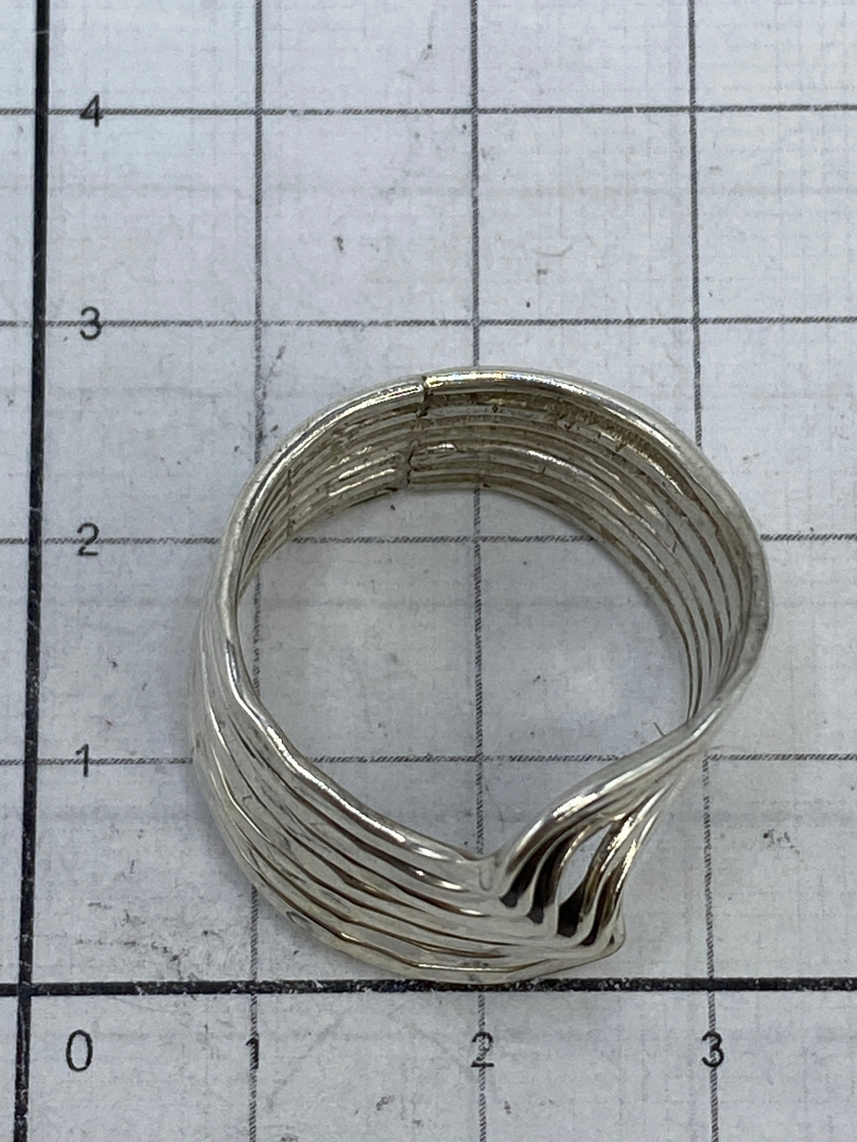 Anillo sobre fondo blanco mostrando el sello 925