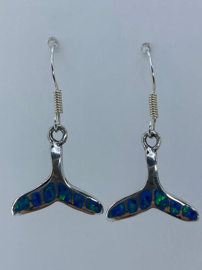 Par de aretes de plata 950 con ópalo de fuego verde olivo, colgando del gancho de pescador