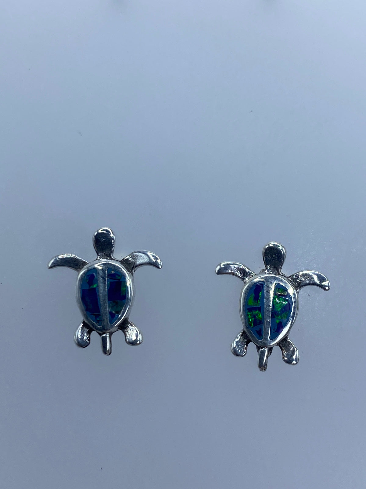 Par de aretes de plata 925 con forma de tortuga marina y ópalo de fuego azul
