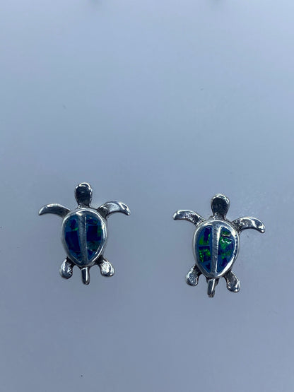 Par de aretes de plata 925 con forma de tortuga marina y ópalo de fuego azul