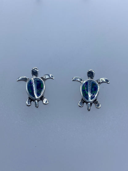 Detalle frontal del arete con ópalo azul engastado en la carapaza de la tortuga