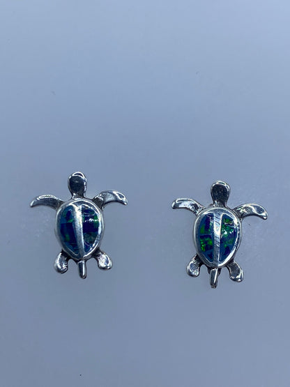 Aretes de tortuga marina en poste de plata con cierre de mariposa