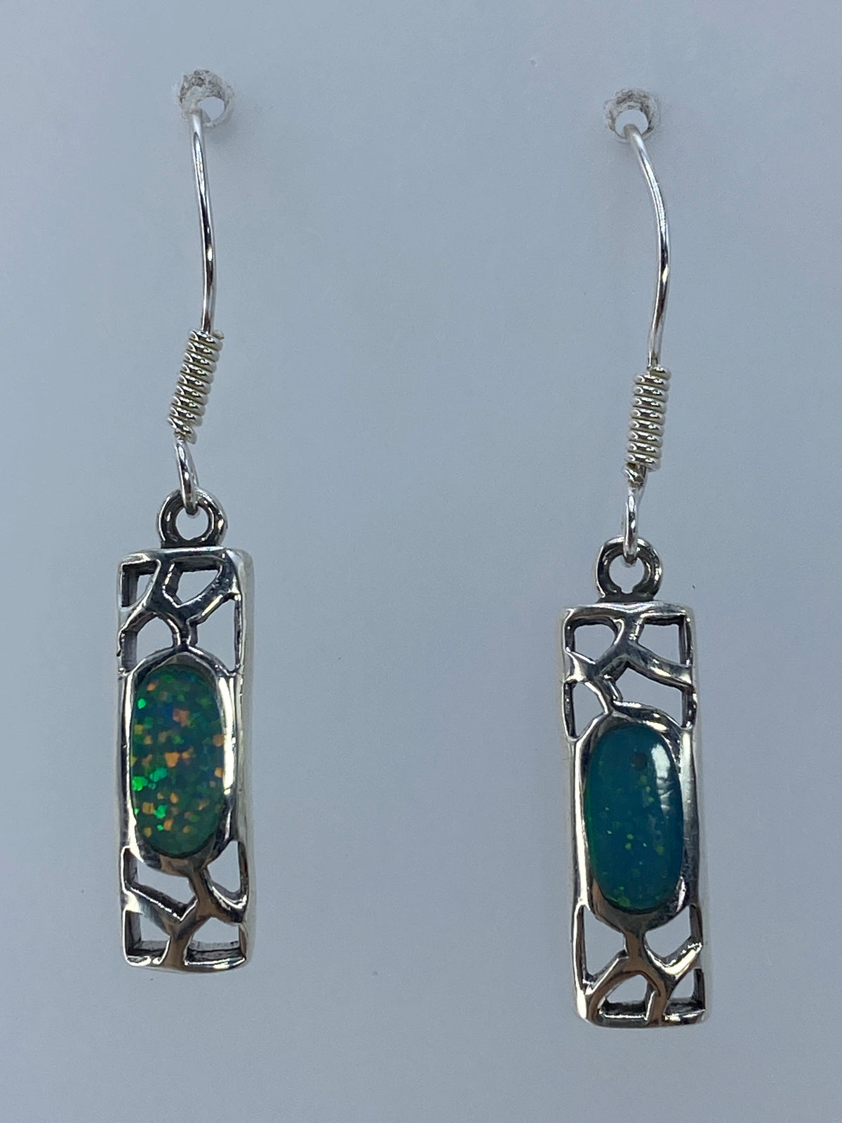 Par de aretes de plata 950 con ópalo de fuego verde olivo en marco calado